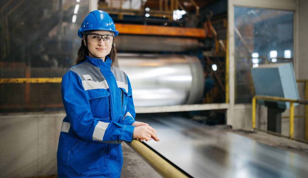 Seguridad Ocupacional: profesional con equipo de protección en planta industrial
